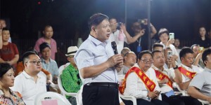 电影《劳途归巢》露天放映 重庆千人同看坝坝电影