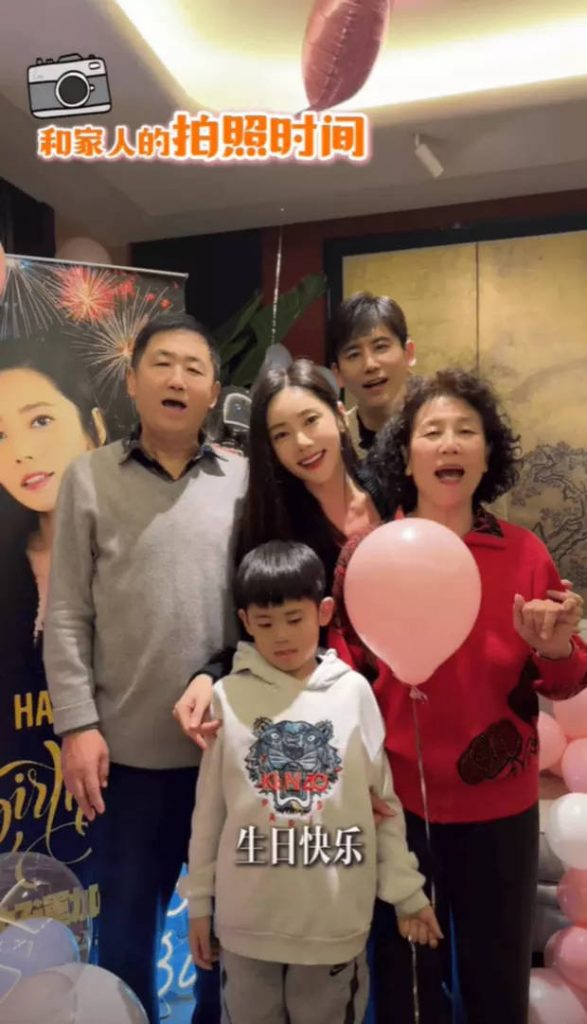 秋瓷炫生日宴：于晓光父母扭秧歌 欢乐家庭合影