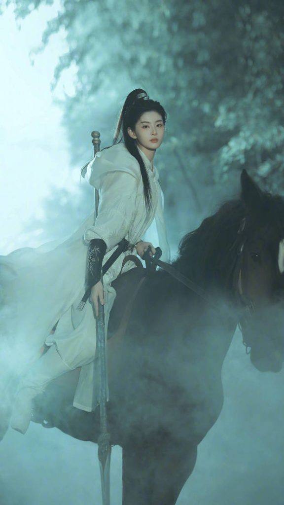 赵晴执剑策马，尽显女将风采