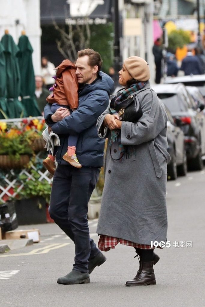 汤姆·希德勒斯顿携家出游，萌娃紧黏Daddy